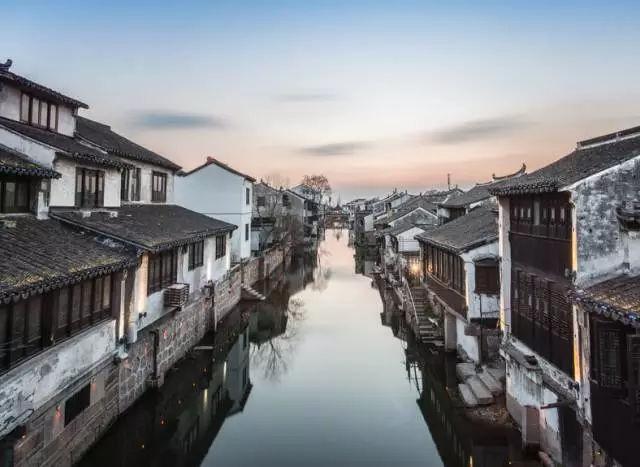 新余火灾现场当地人：楼里还有宾馆，现场有不少救援人员和志愿者